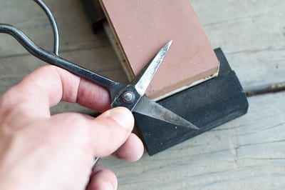Sharpening scissors