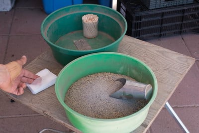 Filling a tea bag with fertilizer